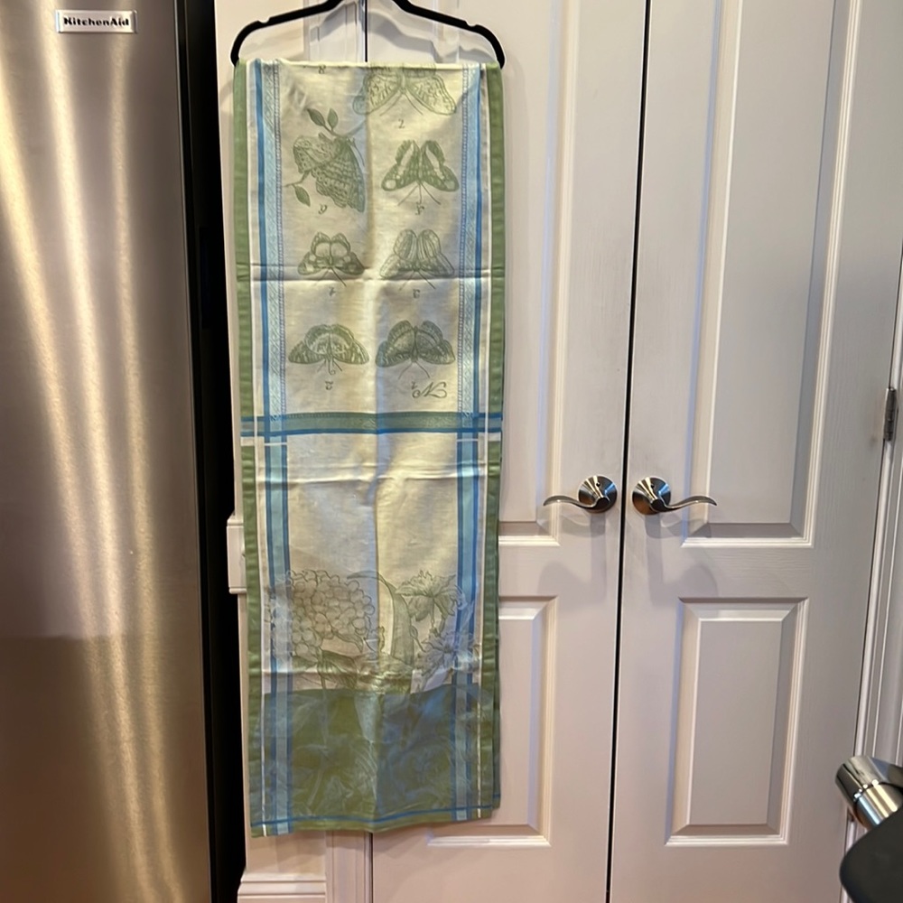 William & Sonoma Table Runner